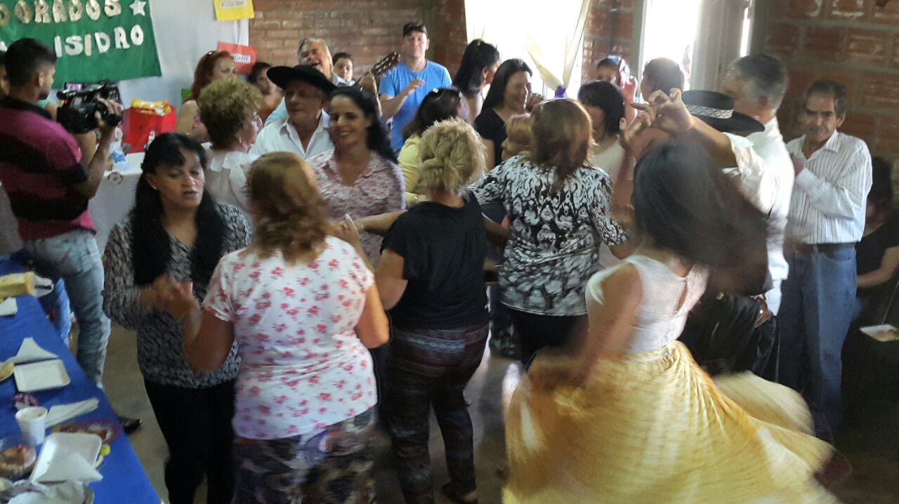 Con música y baile las madres del barrio San Isidro celebraron su día - Misiones Cuatro