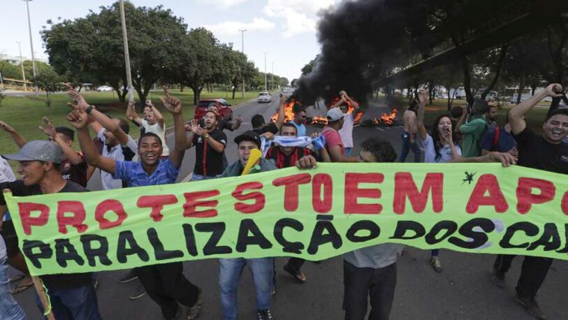 Docentes y estudiantes hacen huelga nacional contra Bolsonaro
