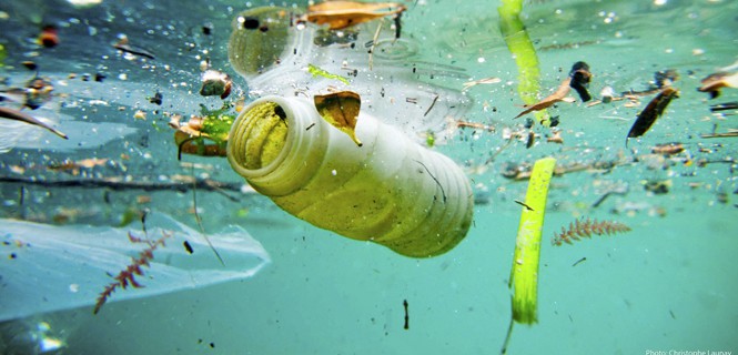 El mundo busca reducir los plásticos de un solo uso para enfrentar la contaminación