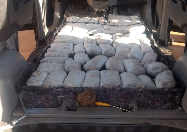 Secuestran 58 paquetes de marihuana ocultos en camioneta de Paraguay