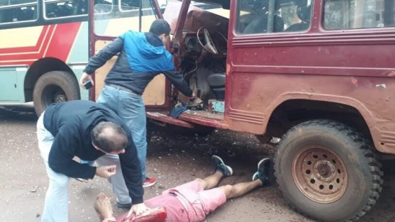 Un jeep chocó contra un colectivo urbano en Eldorado