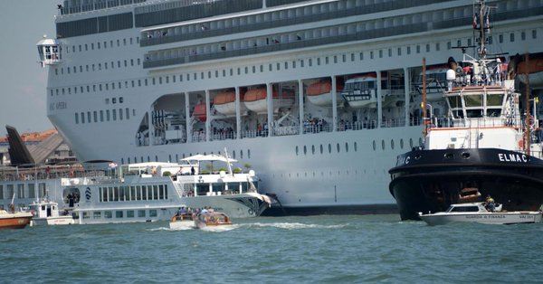 Cuatro heridos en Venecia al chocar un crucero con un barco turístico