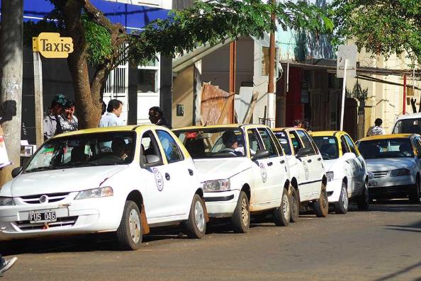 Taxis: Evalúan aumentar la tarifa entre un 25 y 30%