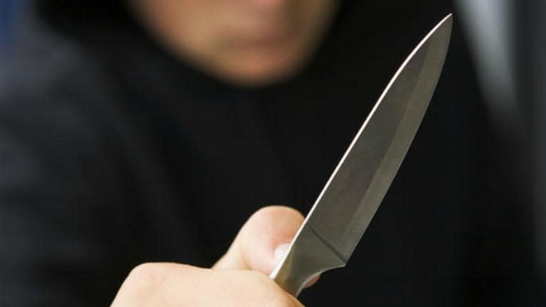 Menor de 15 años atacó con un cuchillo a su vecino