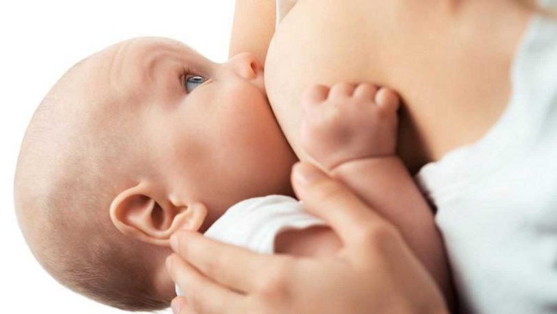 La leche materna protege “más eficazmente” a las nenas que a los varones, según un estudio
