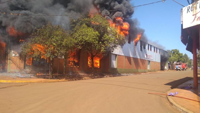 Voraz incendio en una ferretería de Garuhapé