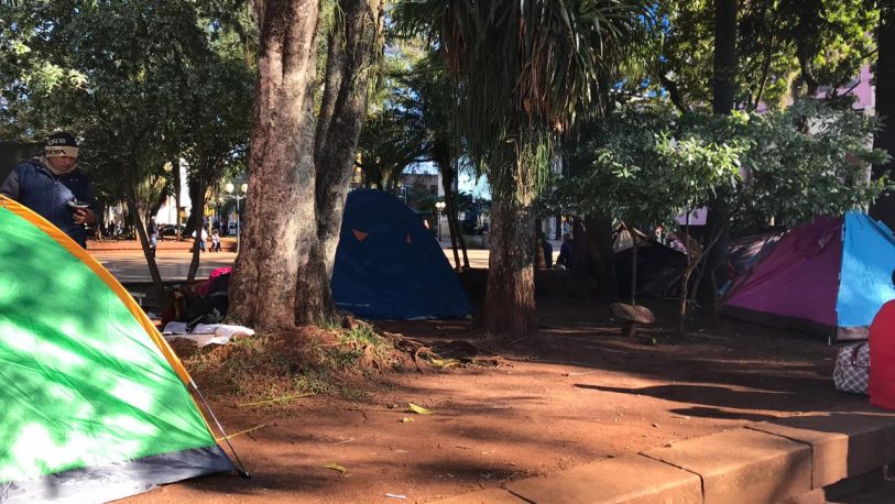 Tareferos acampan frente a Casa de Gobierno