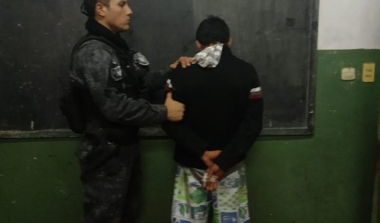 Violento asalto en avenida Uruguay: a punta de cuchillo, sustrajeron un celular
