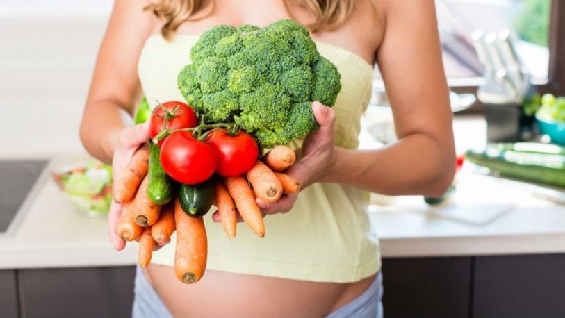Dieta vegana aporta “todos los nutrientes necesarios” a la mamá y el bebé en el embarazo