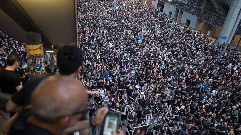 Una marea humana vuelve a protestar en Hong Kong