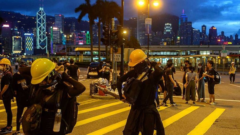 Hong Kong: policía reprime a manifestantes frente a comisaría