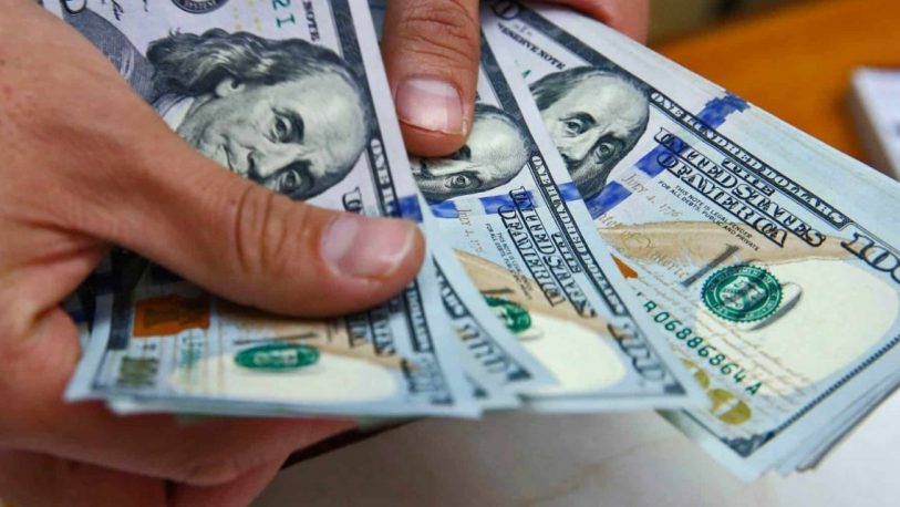 El dólar blue trepó otros $10 y superó sin escalas el récord de $350