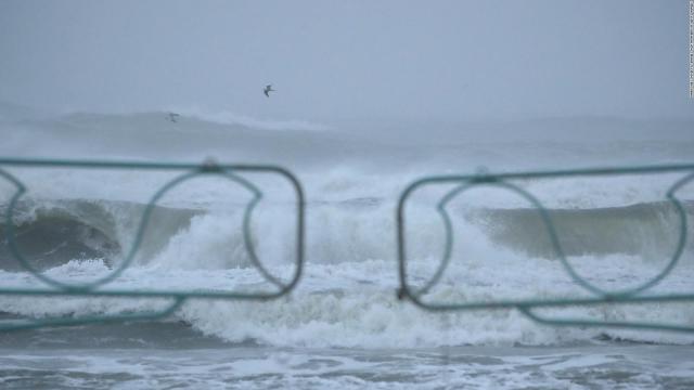 El huracán Dorian descarga vientos y lluvia sobre Florida