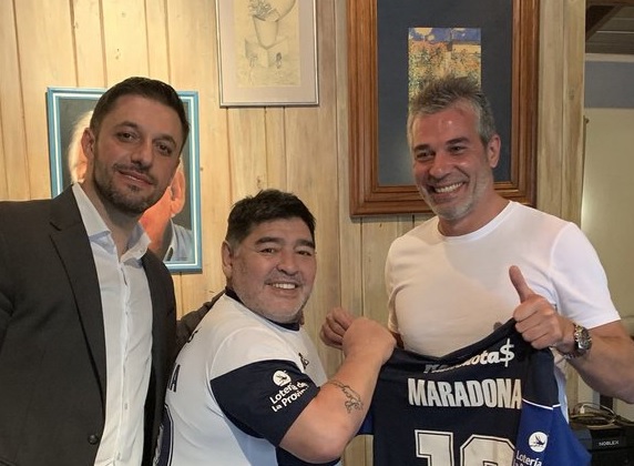 Maradona es nuevo entrenador de Gimnasia
