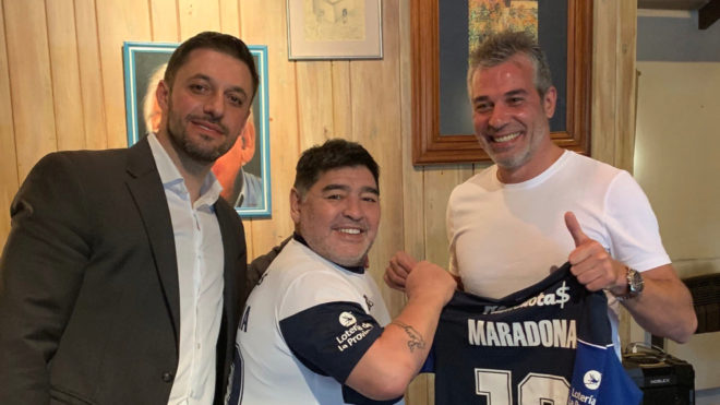 Presentan a Maradona como DT en Gimnasia y La Plata es una revolución