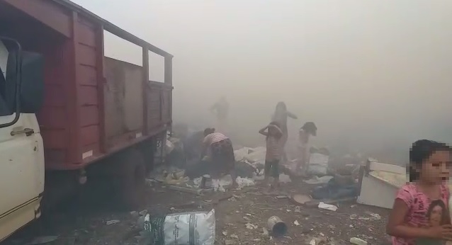 Niños recolectando residuos en basural incendiado en Posadas