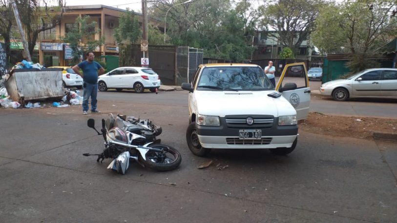 Un taxi impactó a una moto y un hombre fue hospitalizado