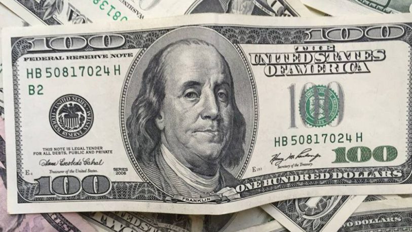 El dólar cerró a $60,19, contenido por ventas oficiales