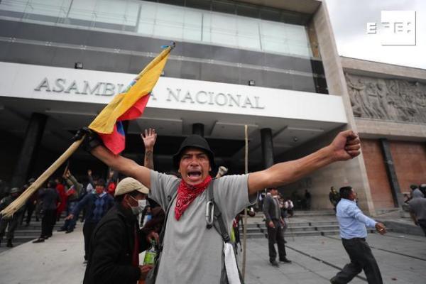 Manifestantes irrumpen en el parlamento de Ecuador