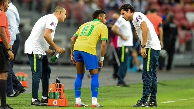 Neymar se lesiona en el empate amistoso de Brasil y Nigeria