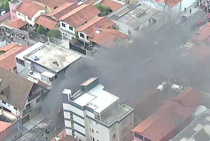 Tres personas murieron al caer una avioneta en una calle de Belo Horizonte