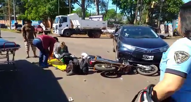 Triple choque dejó un motociclista herido