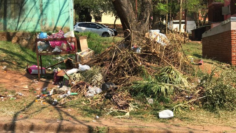 Barrios Los Pinos: quejas de vecinos por la basura acumulada