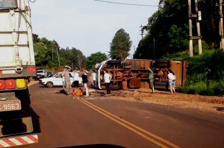 Dos muertos al despistar camión municipal en Eldorado