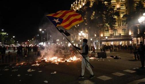 Clima tenso en Cataluña tras una noche de protestas violentas