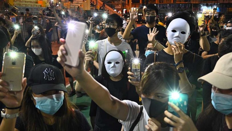 Una nueva noche de protestas paralizó Hong Kong