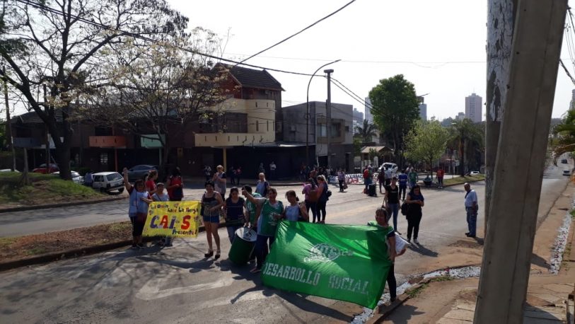 Trabajadores de Desarrollo Social cortaron avenida Urquiza en reclamo de salarios dignos