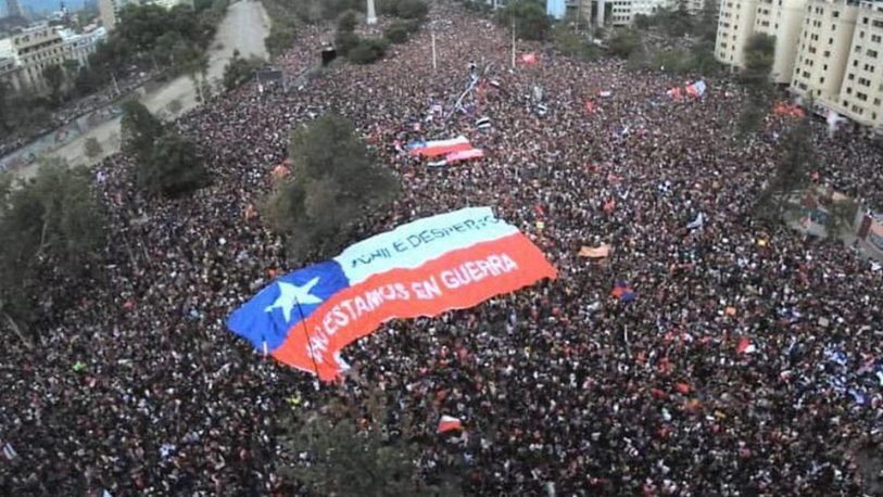 Chilenos demandan una nueva Constitución, que reemplace a la de Pinochet