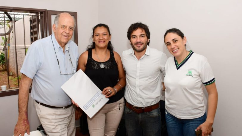 EBY y AABE firmaron escrituras de viviendas en barrios de Posadas