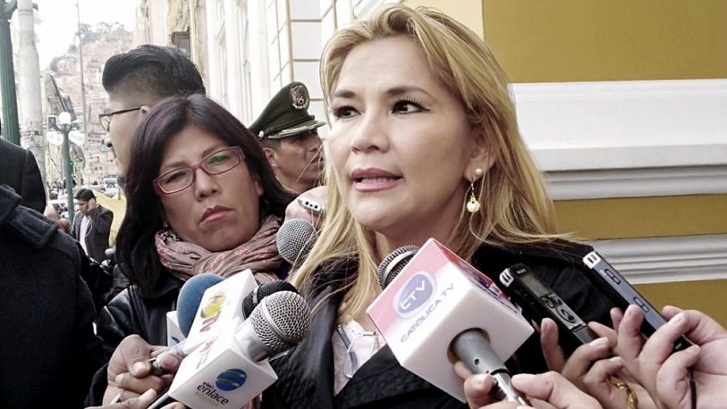 Jeanine Añez se proclamó presidenta de Bolivia y Evo dijo que la lucha continúa