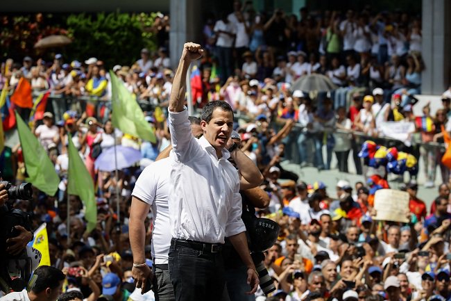 Guaidó llama a “insistir” hasta que los militares le den la espalda a Maduro