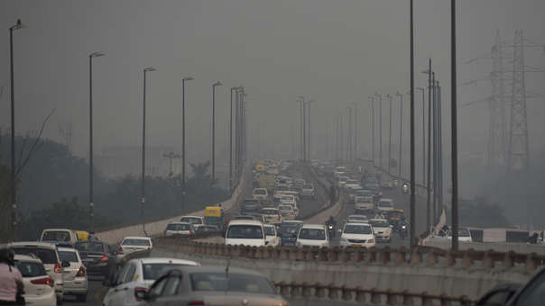 Por la contaminación, India puso restricciones a la circulación de vehículos