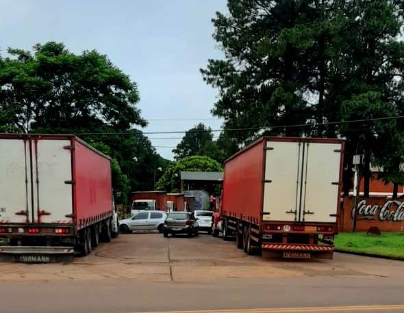 Ex empleados impiden el ingreso de camiones a planta de Coca-Cola