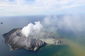 Podría haber 14 muertos por erupción del volcán en Oceanía