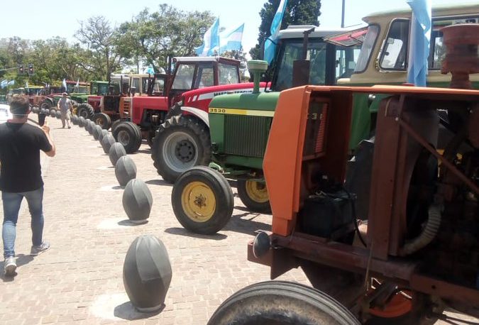 Ruralistas realizan en Rosario un tractorazo contra las retenciones