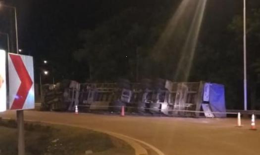 Montecarlo: camión despistó en la rotonda de acceso Sur