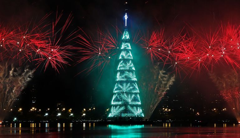Río de Janeiro tiene un árbol de navidad flotante de 70 metros de altura