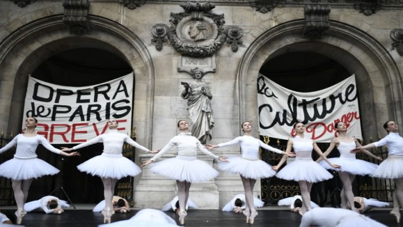 Las bailarinas de la Ópera de París actuaron gratis para defender su pensión