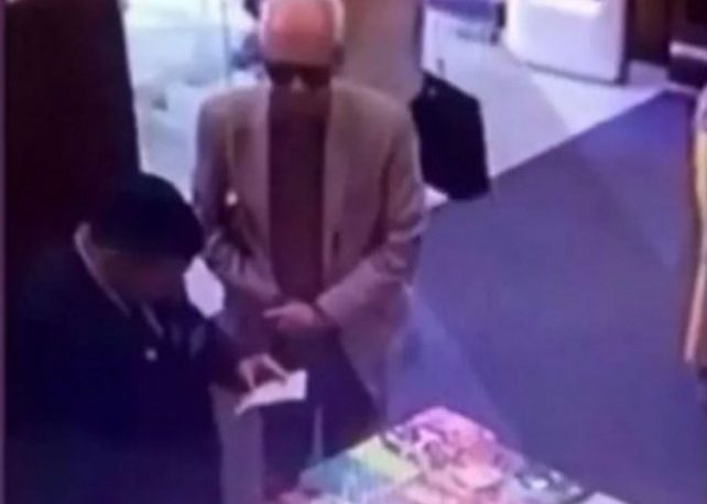 Embajador de México en Argentina fue filmado intentando robar un libro