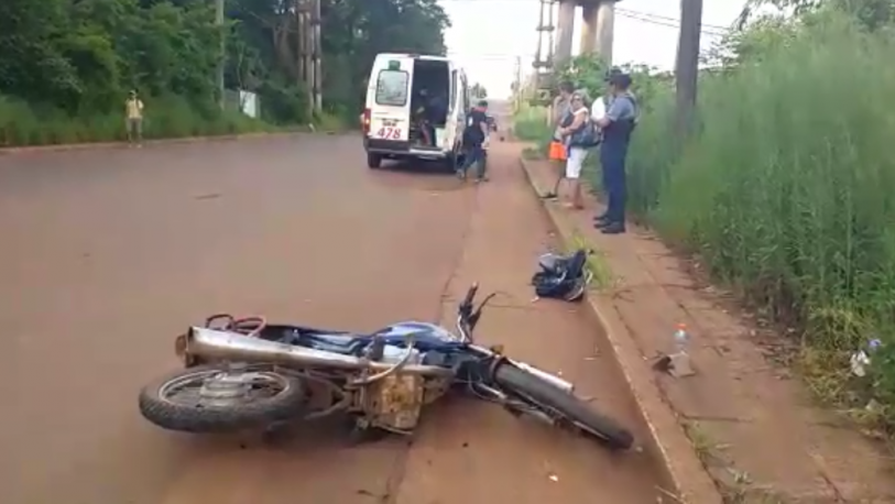 Siniestro vial entre un auto y una moto dejó dos heridos