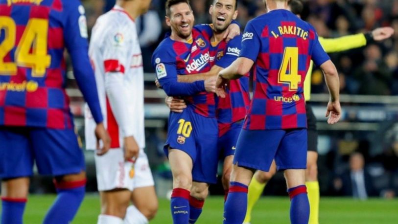 Messi hizo un “hat-trick” y mantuvo al Barcelona en la cima
