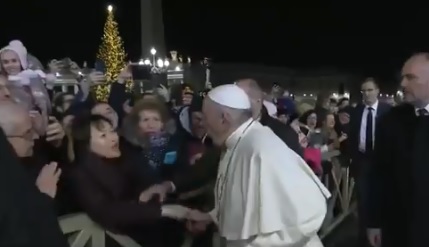 Así reprendió el Papa a mujer que lo estiró del brazo