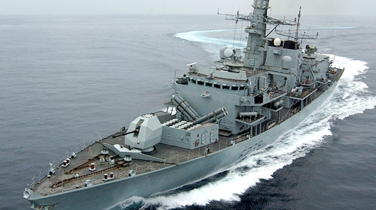 Reino Unido moviliza buques de guerra a las costas de Irán