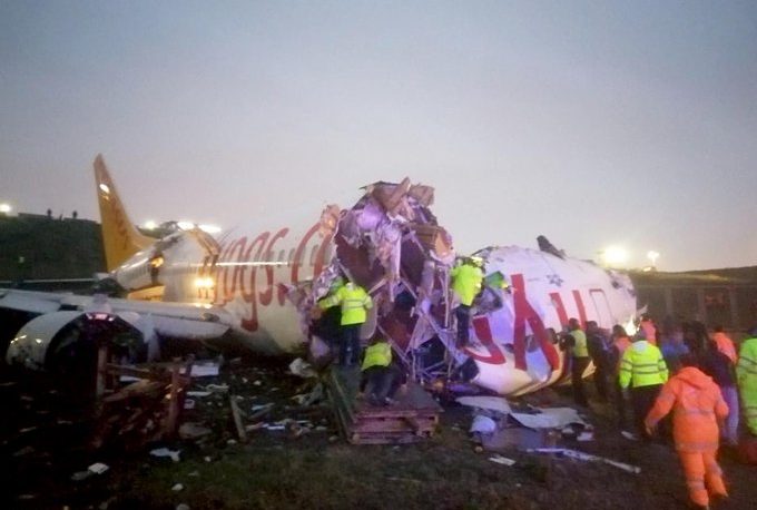 Un avión se partió en tres tras despistar al aterrizar en Turquía