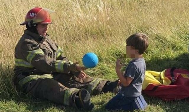 Conmovedora imagen de bomberos con un nene luego de un accidente