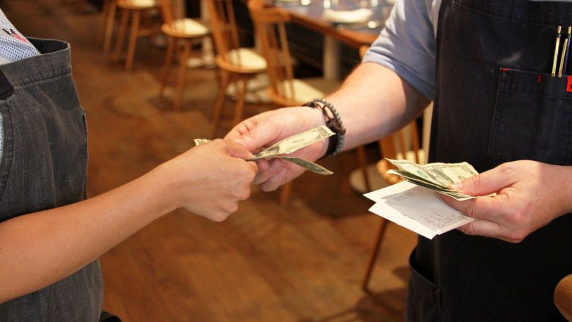 Restaurante cobra cargos extras a clientes por hacer “preguntas estúpidas”